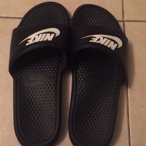 BLACK AND WHITE NIKE SLIDES